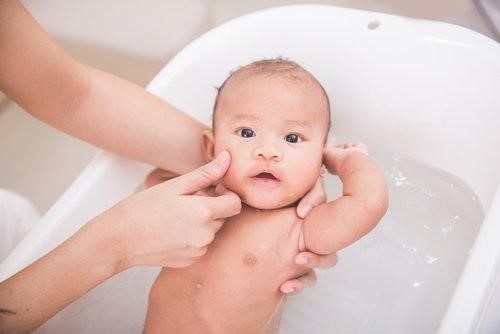 Tắm đúng cách sẽ giúp con cảm thấy dễ chịu và thoải mái hơn