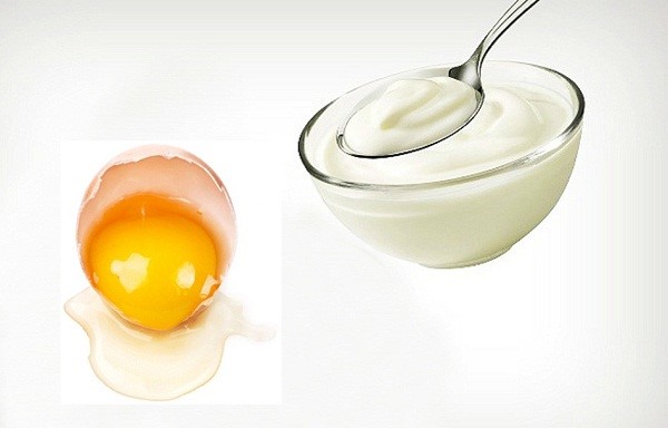 Lòng trắng trứng gà và sữa chua giúp chữa rạn da cho bà bầu