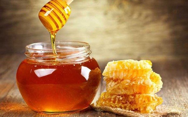 Trị mụn trứng cá sau sinh bằng mật ong