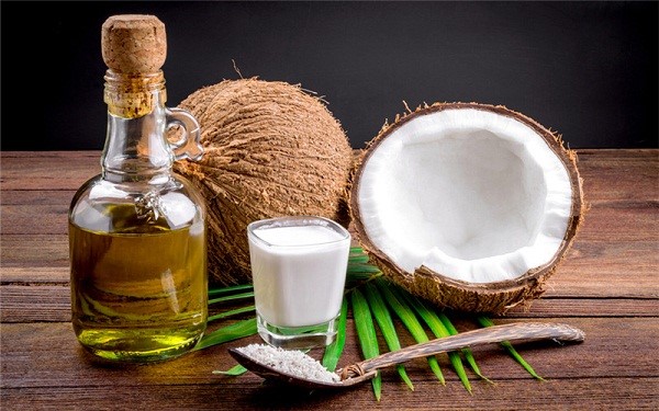 Sử dụng dầu dừa massage vùng trán