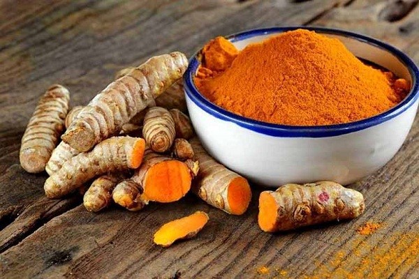Chăm sóc da mụn cho bà bầu bằng nghệ tươi