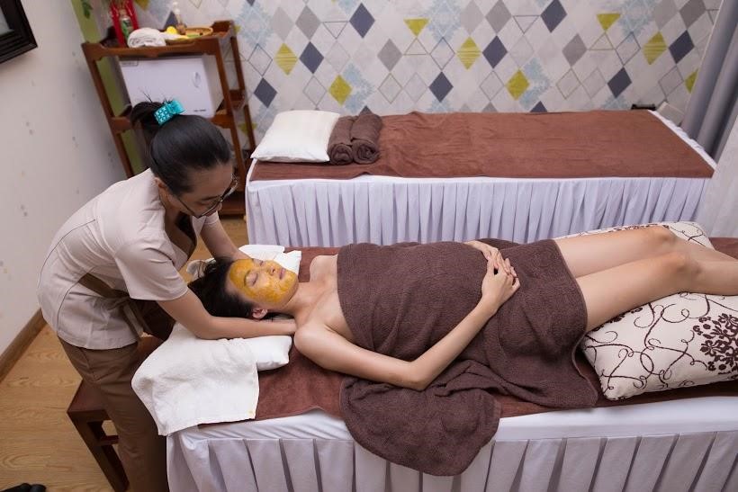 Nhân viên của NatuQueens đang tắm cho bé