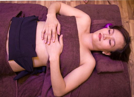 Dùng muối thảo dược sau sinh