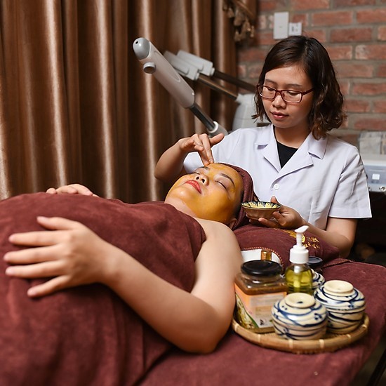 Gội đầu đắp mặt nạ tại Natural