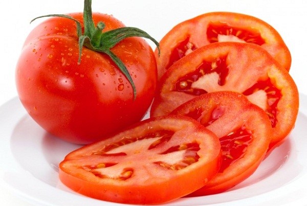 Hướng dẫn cách trị mụn lưng cho bà bầu bằng cà chua
