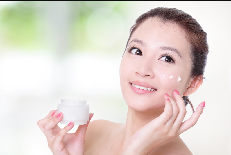 Dùng kem dưỡng ẩm sẽ hạn chế tình trạng da bị khô tốt nhất
