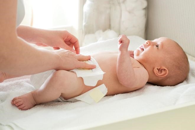 Chú ý thay tã đúng lúc để bé không bị cảm lạnh