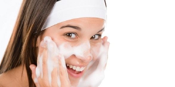 Mẹ nên thực hiện đều đặn và đầy đủ các bước chăm sóc da cơ bản