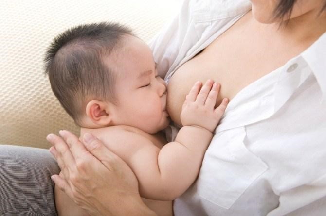 Mẹ cần đảm bảo dinh dưỡng để cung cấp đủ sữa cho bé