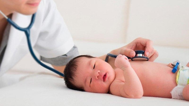 Bé cần được bác sĩ thăm khám định kỳ, đúng lịch