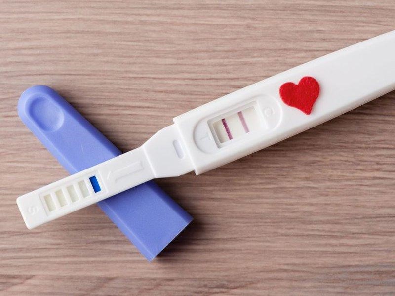 Que thử thai cũng là một trong những cách giúp bạn nhận biết mình đang mang thai
