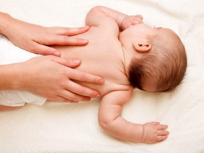 Massage đúng cách rất tốt cho em bé