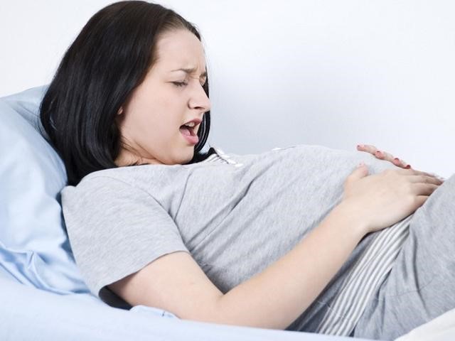 Cơn đau dạ dày nếu không được kiểm soát sẽ rất ảnh hưởng đến sức khỏe của cả mẹ và em bé