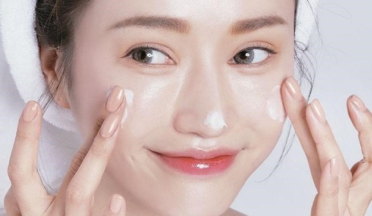 Dùng kem chống nắng giúp mẹ giảm bớt được tác hại từ ánh nắng mặt trời đến làn da