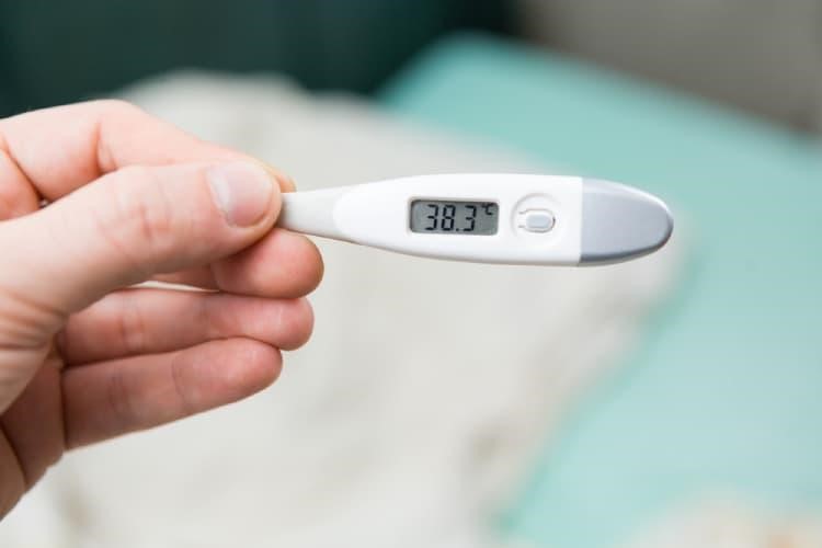 Nhiệt độ cơ thể của mẹ tăng bất thường nhưng không phải sốt