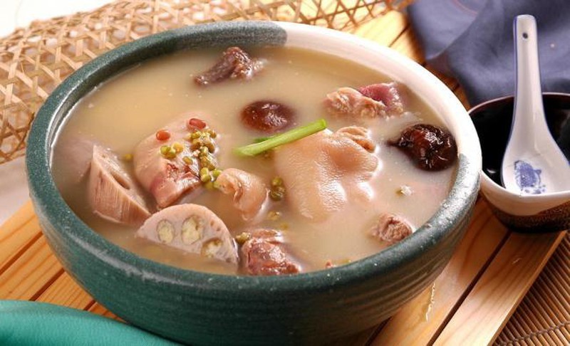 Chân giò hầm củ sen không còn là món ăn xa lạ gì nữa đối với các mẹ bầu từ xưa đến nay