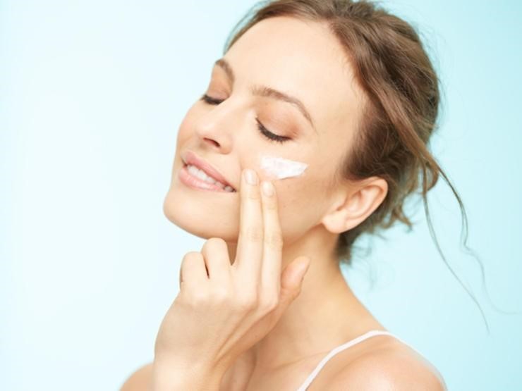 Nên sử dụng kem chống nắng thường xuyên, đều đặn