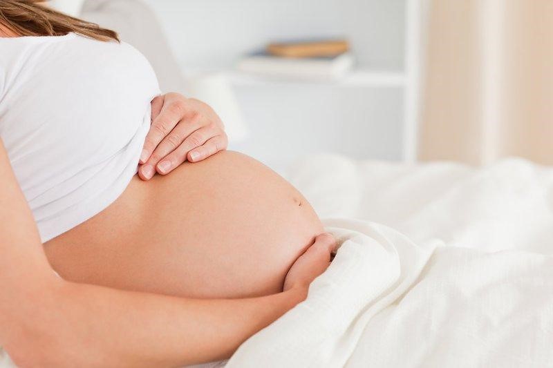 Một chiếc nệm, đôi giày êm có thể giúp mẹ giảm cơn đau lưng