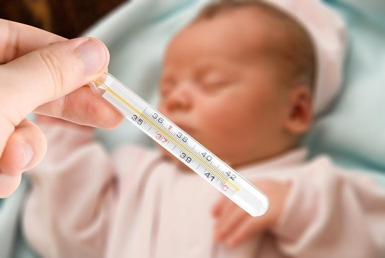 Cần kiểm tra thân nhiệt của con sau khi tiêm