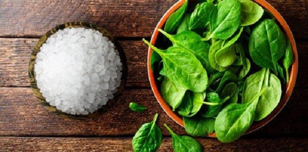 Sử dụng mồng tơi và muối giúp chăm sóc da mặt