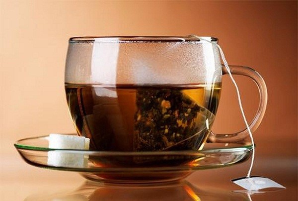 Dùng trà túi lọc giúp xóa bọng mắt sau sinh